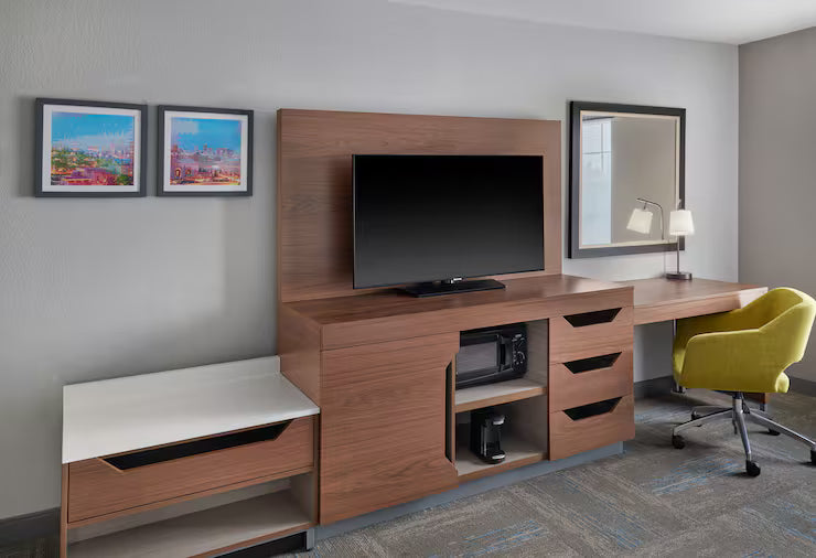 2 Qn Hampton Inn Kansas City / The Legends July 10-12